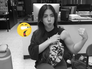 muscle mommy slim thick rich 5,1 big booty filipna funny cool wet moves like water and bubblegum pink