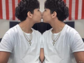 i luvvvv kissing myself i luvvvv kissing myself