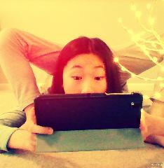 Yep, my Ipad is a lot more interesting than my pose. Waaaay more interesting! ^^